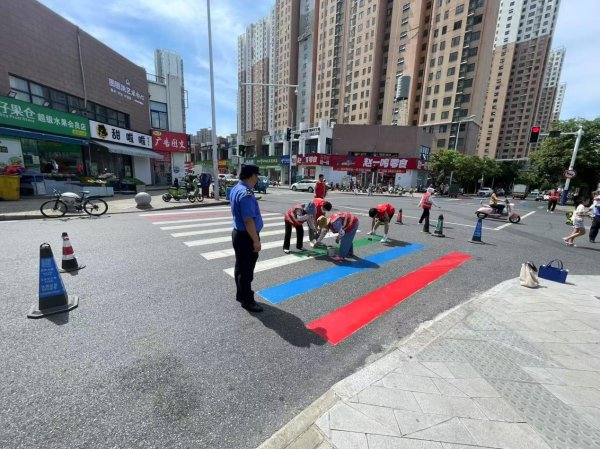 鸿岳资本配资 道路“微更新” 上学路上有道“彩虹桥”_大皖新闻 | 安徽网