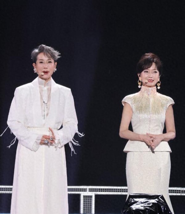 日斗-优配 新白演唱会叶童西装造型太迷人，又帅又美又养眼，大火是有道理的